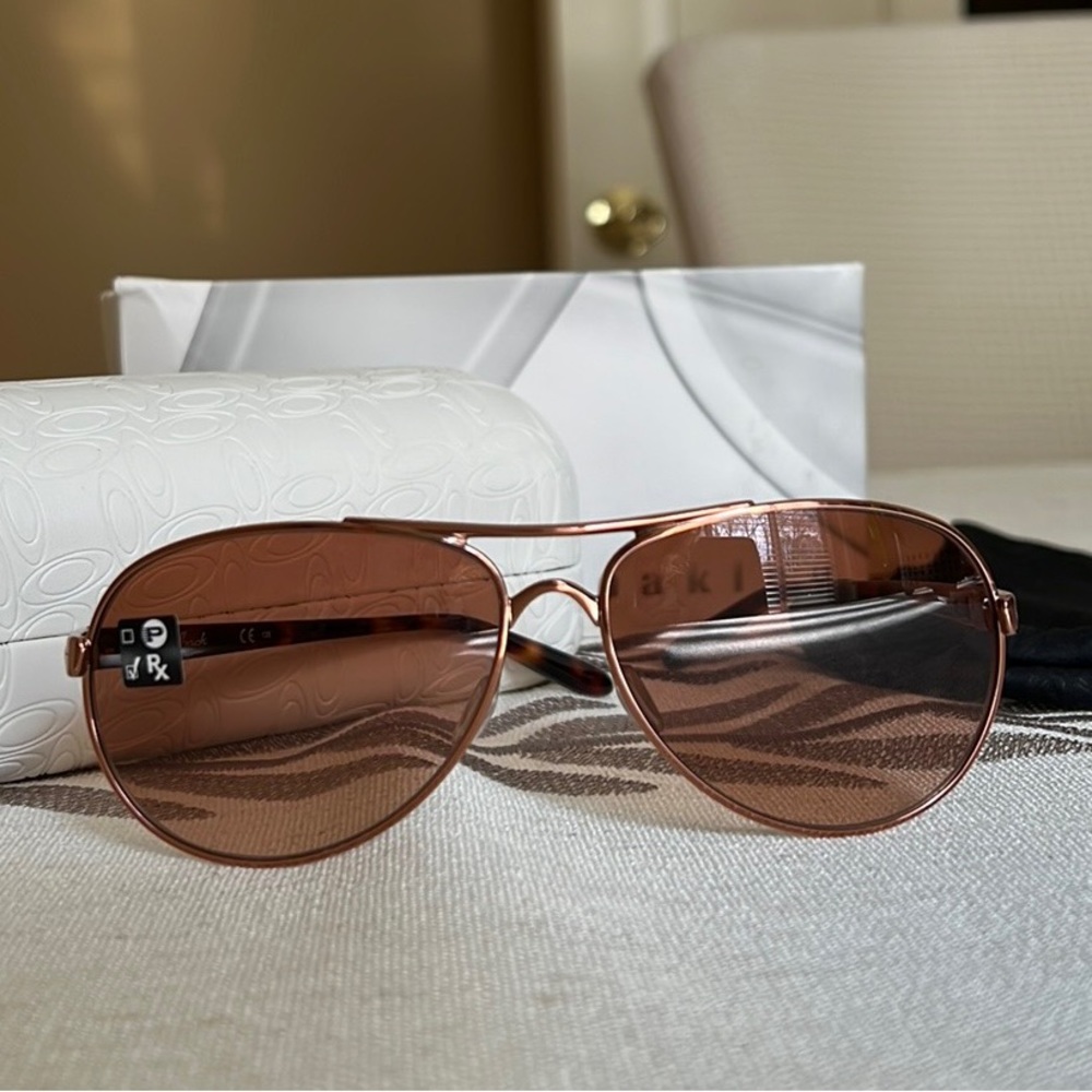 Oakley’s Women’s Feedback Sunglasses, Rose Gold, Brown Gradient Lenses, NEW